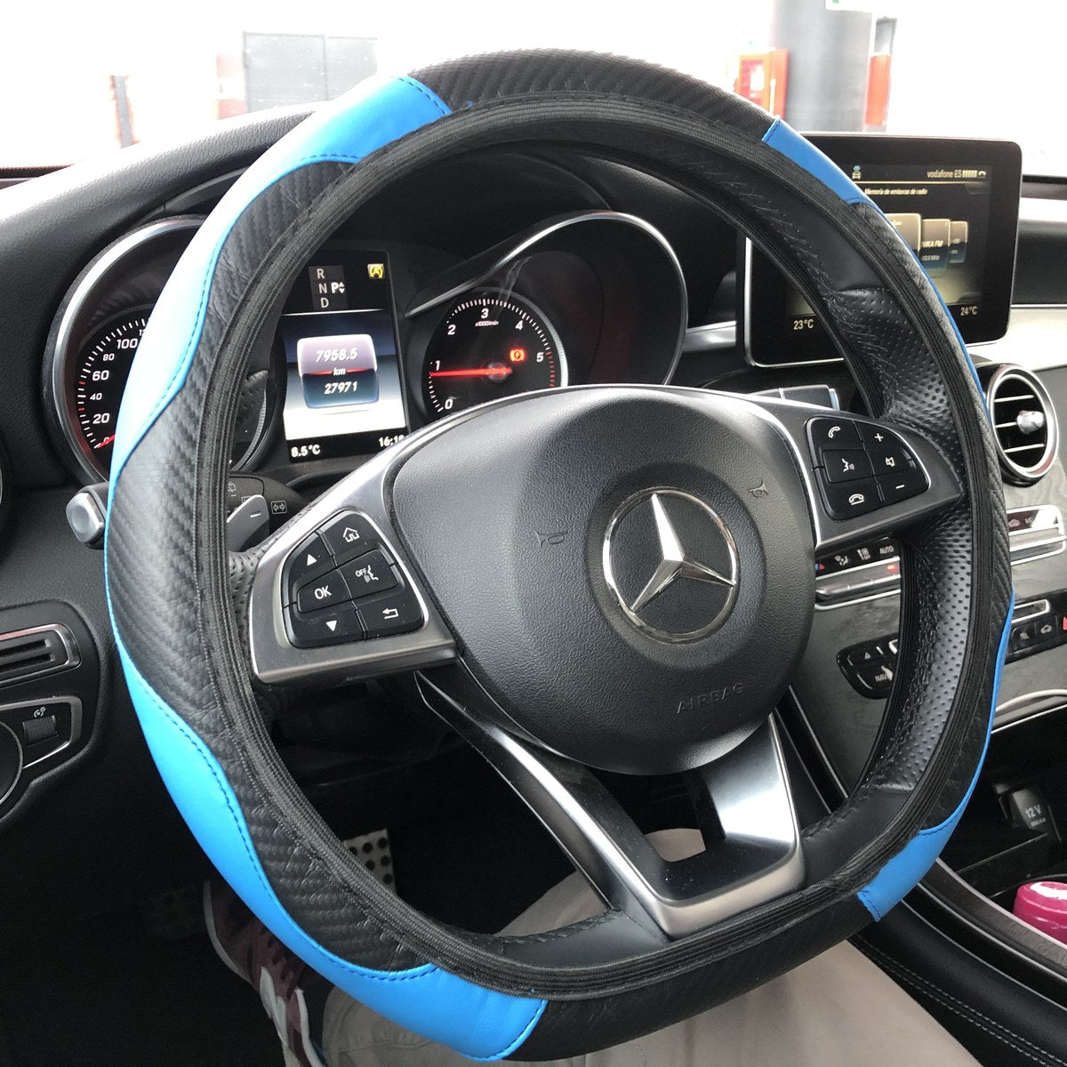 Blauer Lenkradbezug im Auto montiert