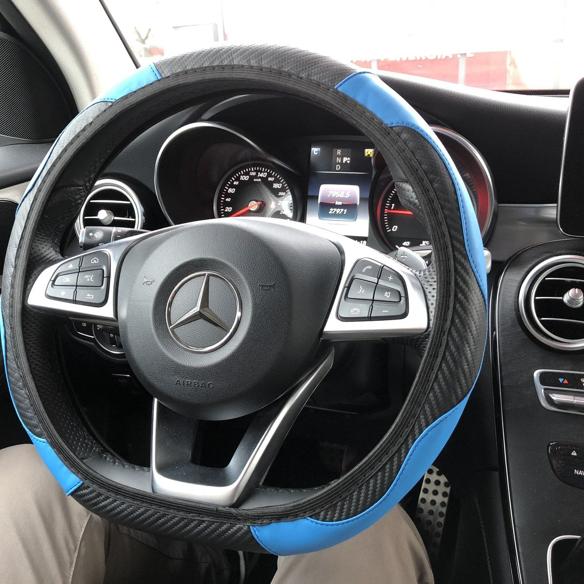 Blauer Lenkradbezug vom Fahrersitz aus gesehen