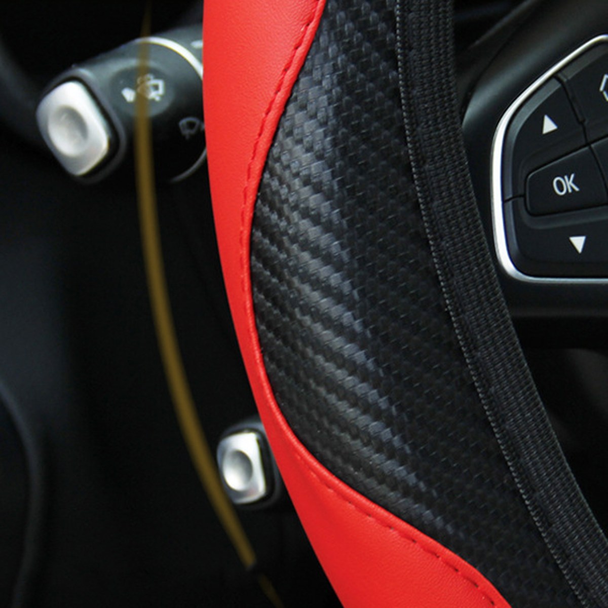 Detail der Carbon-Optik des Lenkradbezugs