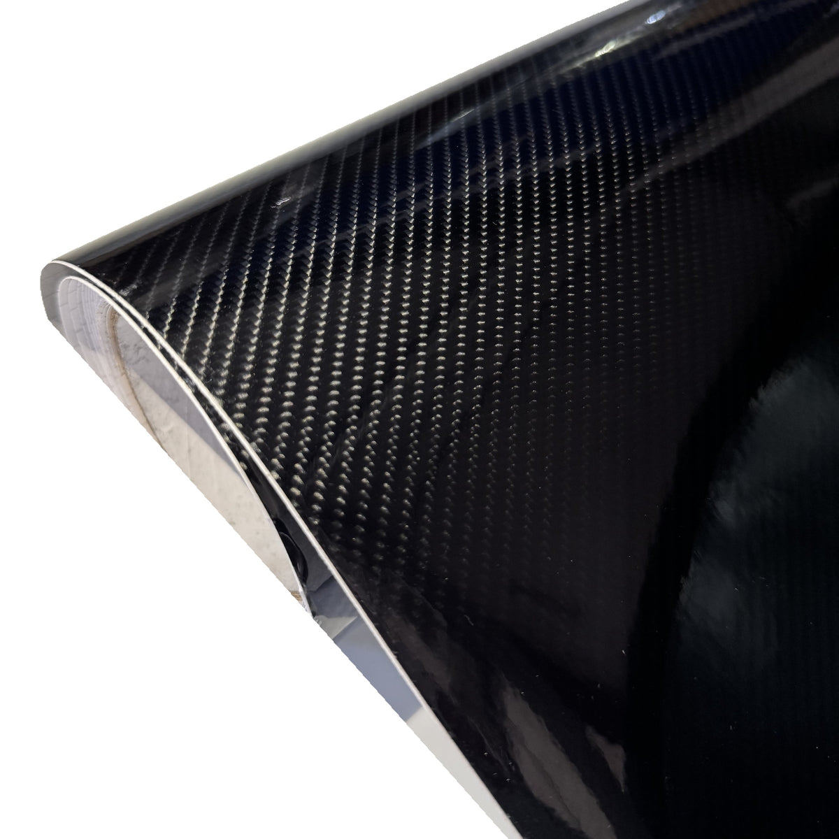 Kante der Rolle Carbonfolie Schwarz glänzend Premium und Carbonstruktur